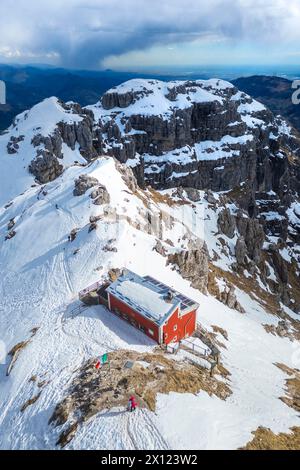 Vue aérienne du sommet du Monte Resegone et Rifugio Azzoni en hiver. Lecco, Lombardie, Italie, Europe. Banque D'Images