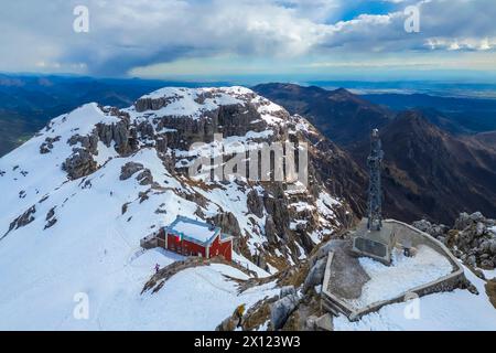 Vue aérienne du sommet du Monte Resegone et Rifugio Azzoni en hiver. Lecco, Lombardie, Italie, Europe. Banque D'Images