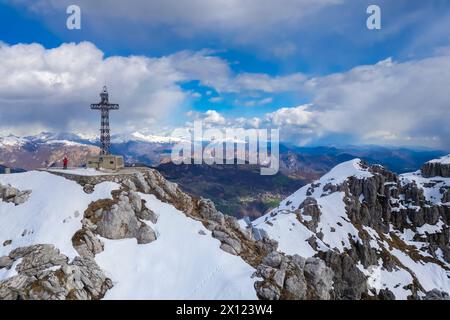 Vue aérienne du sommet du Monte Resegone en hiver. Lecco, Lombardie, Italie, Europe. Banque D'Images