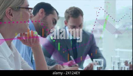 Image du traitement des données financières sur le gros plan d'une femme d'affaires caucasienne souriant au bureau Banque D'Images