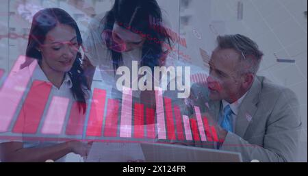 Image du traitement des données statistiques covid-19 sur divers hommes d'affaires discutant au bureau Banque D'Images