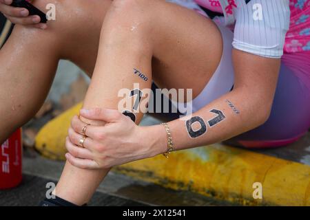 13 avril 2024. Vue rapprochée du bras et des jambes de l'élite féminine avec son numéro de compétition, athlétique a abandonné lors de la compétition T100 à Singapour. Banque D'Images