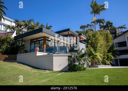 Moderne Sydney maison individuelle en bord de mer surplombant Forty Baskets Beach et réserve, Balgowlah, Sydney, Australie, automne 2024 Banque D'Images