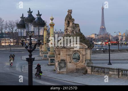 La place de la Concorde, une place publique à Paris, France. Statue de ville au premier plan, tour Eiffel en arrière-plan. Banque D'Images