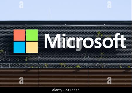 Prague, république tchèque - 11 avril 2024 : siège social de Microsoft. Logo sur le bâtiment du siège social. Banque D'Images