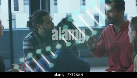 Image du brin adn sur divers hommes d'affaires Banque D'Images