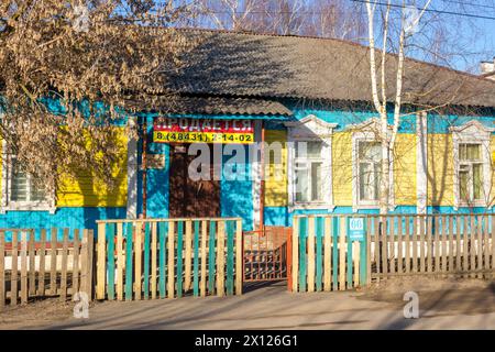 Maloyaroslavets, Russie - avril 2018 : vieille maison en bois avec un panneau 'a vendre' dans la ville de Maloyaroslavets, un jour de printemps Banque D'Images