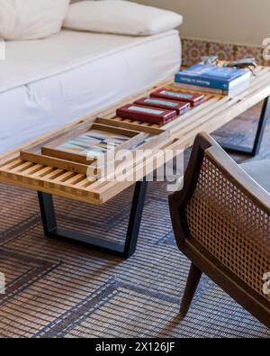 Planche de backgammon sur table à Mimi Calpe, villa de luxe française des années 1950 et hôtel à Tanger, Maroc Banque D'Images