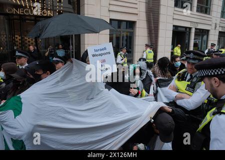 Londres, Royaume-Uni. 15 avril 2024. Dans un appel mondial pour une Palestine libre, A15 action organise un blocus contre la société d'armement London Metric dans le centre de Londres. Ce mouvement, originaire des États-Unis et s’étendant à plus de 30 villes à travers le monde, appelle à « un blocus économique mondial pour perturber le flux de capitaux armant le génocide à Gaza ». Crédit : Joao Daniel Pereira/Alamy Live News Banque D'Images