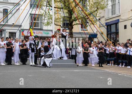 Couronnement de la Reine de mai, 2023, avec sa suite sous le Maypole à la célébration annuelle de Mayfair ; Great Torrington, Devon, Royaume-Uni. Banque D'Images