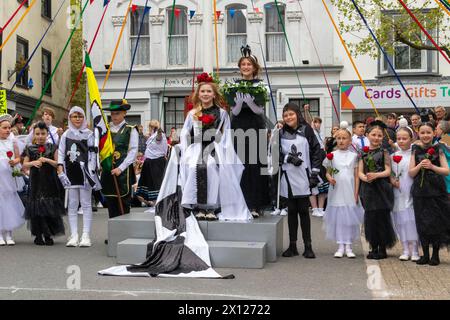 Détail du couronnement de la Reine de mai, 2023, avec sa suite sous le Maypole à la célébration annuelle de Mayfair ; Great Torrington, Devon, Royaume-Uni. Banque D'Images