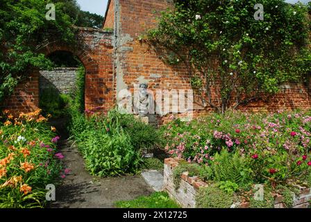 Intérieur du jardin clos à Turvey House, une maison de campagne anglaise historique, Turvey, Bedfordshire, Royaume-Uni Banque D'Images