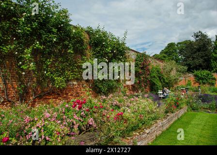 Intérieur du jardin clos à Turvey House, une maison de campagne anglaise historique, Turvey, Bedfordshire, Royaume-Uni Banque D'Images