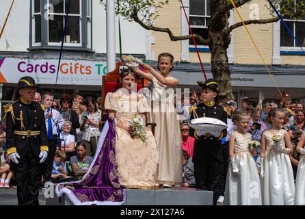 Détail du couronnement de la Reine de mai, 2022, avec sa suite sous le Maypole à la célébration annuelle de Mayfair ; Great Torrington, Devon, Royaume-Uni. Banque D'Images