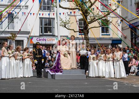 Couronnement de la Reine de mai, 2022, avec sa suite sous le Maypole à la célébration annuelle de Mayfair ; Great Torrington, Devon, Royaume-Uni. Banque D'Images