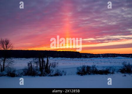 Phénomène atmosphérique visuel pilier lumineux. Rivière Protva, Russie Banque D'Images