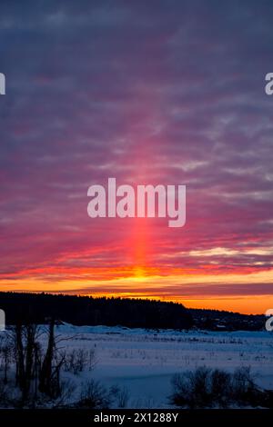 Phénomène atmosphérique visuel pilier lumineux. Rivière Protva, Russie Banque D'Images