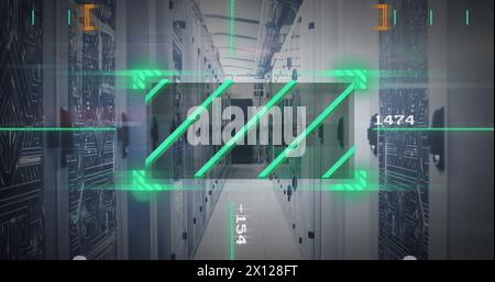 Image du scanner vert et du traitement des données via des connexions de microprocesseur par rapport à la salle des serveurs Banque D'Images