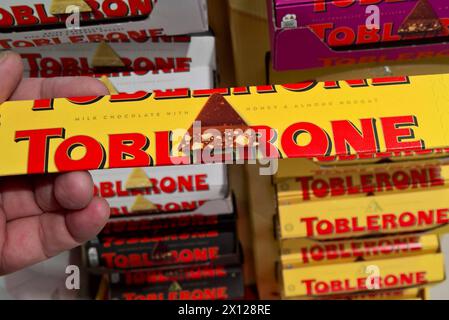 Toblerone ist eine Schweizer Schokoladenmarke, die ursprünglich von Tobler und Cie hergestellt und seit 1990 vom US-amerikanischen Hersteller Mondelez International - früher von Kraft Foods produziert und in 122 Staaten verkauft wird. Die weltweit einzige Tobleronefabrik steht à Berne, Schweiz. Foto : Toblerone Schokolade *** Toblerone est une marque de chocolat suisse produite à l'origine par Tobler et Cie et produite depuis 1990 par le fabricant américain Mondelez International, anciennement Kraft Foods, et vendue dans 122 pays la seule usine de Toblerone au monde est située à Berne, Suisse photo Toblerone c Banque D'Images