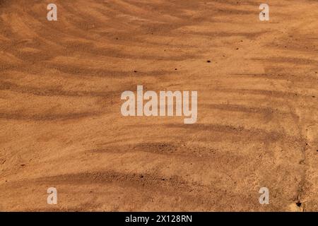 un sentier de randonnée de sable rouge dans le parc, un sentier rouge de marche fait de sable battu après le balayage Banque D'Images