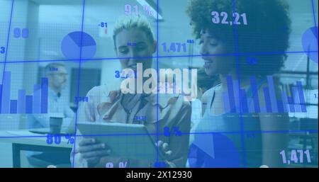 Image de chiffres changeants, de graphiques, de collègues féminines diverses discutant de rapports sur tablette numérique Banque D'Images