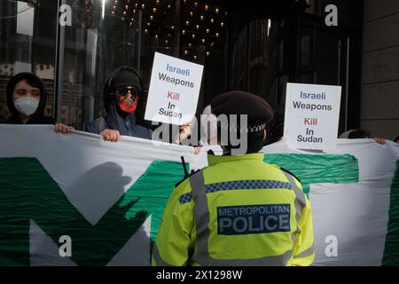 Londres, Royaume-Uni. 15 avril 2024. Dans un appel mondial pour une Palestine libre, A15 action organise un blocus contre la société d'armement London Metric dans le centre de Londres. Ce mouvement, originaire des États-Unis et s’étendant à plus de 30 villes à travers le monde, appelle à « un blocus économique mondial pour perturber le flux de capitaux armant le génocide à Gaza ». (Photo de Joao Daniel Pereira/Sipa USA) crédit : Sipa USA/Alamy Live News Banque D'Images