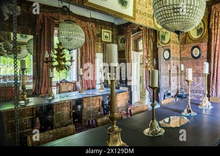 Salle à manger avec miroirs et grands chandeliers à Mimi Calpe, villa de luxe française des années 1950 et hôtel à Tanger, Maroc Banque D'Images