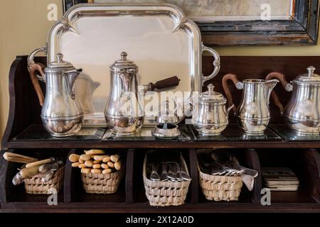 Argenterie et couverts à Mimi Calpe, villa de luxe française des années 1950 et hôtel à Tanger, Maroc Banque D'Images
