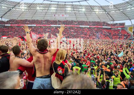 Leverkusen, Allemagne. 14 avril 2024. Les fans entrent sur le terrain après le match BAYER 04 LEVERKUSEN - SV WERDER BREMEN 5-0 le 14 avril 2024 à Leverkusen, Allemagne. Saison 2023/2024, 1.Bundesliga, Journée 29, 29.Spieltag photographe : ddp images/STAR-images - LA RÉGLEMENTATION DFL INTERDIT TOUTE UTILISATION DE PHOTOGRAPHIES comme SÉQUENCES D'IMAGES et/ou QUASI-VIDÉO - crédit : ddp Media GmbH/Alamy Live News Banque D'Images