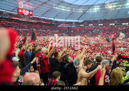 Leverkusen, Allemagne. 14 avril 2024. Les fans entrent sur le terrain après le match BAYER 04 LEVERKUSEN - SV WERDER BREMEN 5-0 le 14 avril 2024 à Leverkusen, Allemagne. Saison 2023/2024, 1.Bundesliga, Journée 29, 29.Spieltag photographe : ddp images/STAR-images - LA RÉGLEMENTATION DFL INTERDIT TOUTE UTILISATION DE PHOTOGRAPHIES comme SÉQUENCES D'IMAGES et/ou QUASI-VIDÉO - crédit : ddp Media GmbH/Alamy Live News Banque D'Images