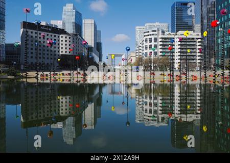 Paris, France - 6 mars 2024. Takis piscine avec sculptures et reflet à la Défense, un grand quartier d'affaires de Paris, France. Banque D'Images