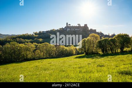 Lever de soleil sur le village médiéval fortifié de Turenne dans le département de la Corrèze en France Banque D'Images