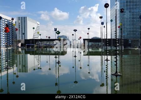 Paris, France - 6 mars 2024. Takis piscine avec sculptures et reflet à la Défense, un grand quartier d'affaires de Paris, France. Banque D'Images