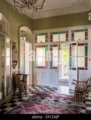 Entrée décorative en vitrail à Mimi Calpe, villa de luxe française des années 1950 et hôtel à Tanger, Maroc Banque D'Images