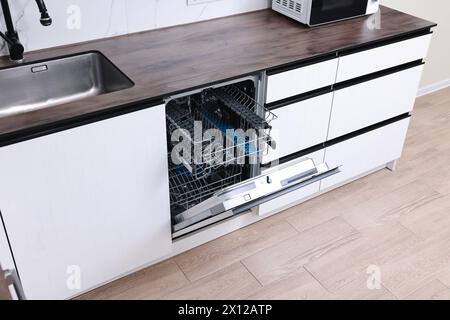 Lave-vaisselle encastré avec porte ouverte dans la cuisine, vue au-dessus Banque D'Images