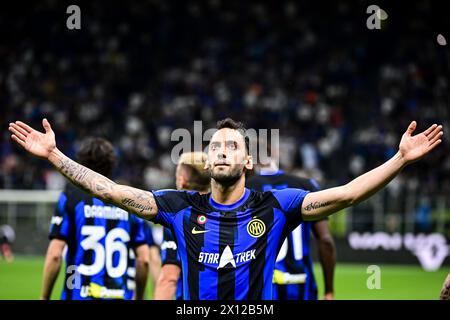 Milan, Italie. 14 avril 2024. Le milieu de terrain turc #20 de l'Inter Milan Hakan Calhanoglu célèbre après avoir marqué le deuxième but de son équipe lors du match de football italien de Serie A Inter Milan vs Cagliari au stade San Siro. Crédit : Piero Cruciatti/Alamy Live News Banque D'Images