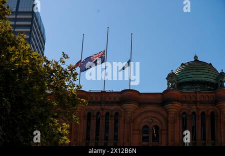 Sydney, Australie. 15 avril 2024. Des drapeaux au sommet du Queen Victoria Building flottent en Berne pour pleurer les victimes de l'attaque à l'intérieur du Westfield Shopping Centre à Bondi Junction à Sydney, Australie, le 15 avril 2024. Crédit : ma Ping/Xinhua/Alamy Live News Banque D'Images