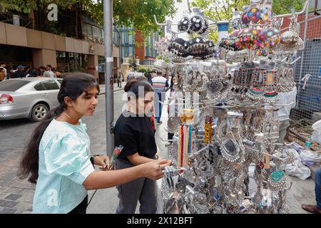 Deux adolescentes regardant des bijoux dans un marché de rue à Bangalore, Bengaluru, Karnataka, Inde Banque D'Images