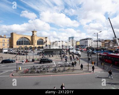 Vue de l'autre côté de Pancras Road, Londres, avec l'entrée de la gare de Kings Cross sur la gauche de la photo, et le trafic qui passe, Banque D'Images