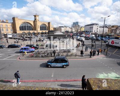 Vue de l'autre côté de Pancras Road, Londres, avec l'entrée de la gare de Kings Cross sur la gauche de la photo, et le trafic qui passe, Banque D'Images