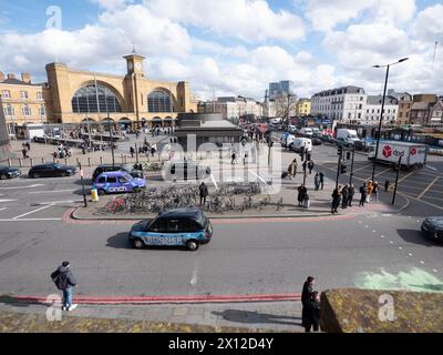 Vue de l'autre côté de Pancras Road, Londres, avec l'entrée de la gare de Kings Cross sur la gauche de la photo, et le trafic qui passe, Banque D'Images