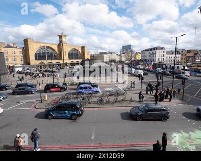 Vue de l'autre côté de Pancras Road, Londres, avec l'entrée de la gare de Kings Cross sur la gauche de la photo, et le trafic qui passe, Banque D'Images