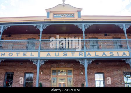 Façade historique d'hôtel, Imlay Street, Hotel Australasia, Eden, Nouvelle-Galles du Sud, Australie Banque D'Images