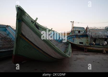 Bateaux, avec gilets de sauvetage, récupérés de la périlleuse traversée méditerranéenne vers Lampedusa par les garde-côtes italiens et l'armée, maintenant stockés en Sicile. Banque D'Images