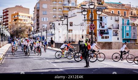 Cyclistes traversant le pont le jour du vélo à Villajoyosa Banque D'Images