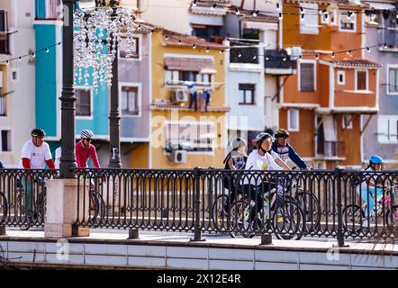 Cyclistes traversant le pont de Villajoyosa le jour du vélo. Banque D'Images