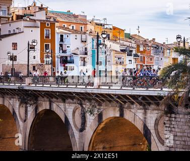 Cyclistes traversant le pont le jour du vélo à Villajoyosa Banque D'Images