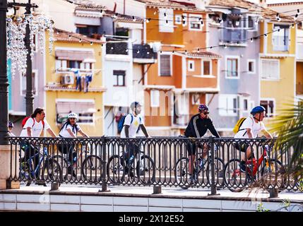 Cyclistes traversant le pont de Villajoyosa le jour du vélo. Banque D'Images