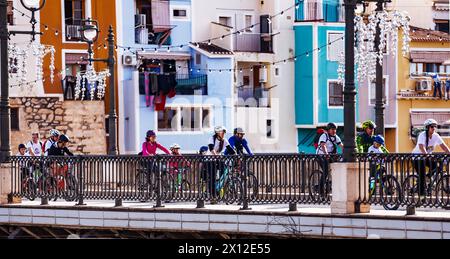 Cyclistes traversant le pont de Villajoyosa le jour du vélo. Banque D'Images