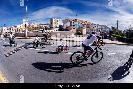 Cyclistes sur Bike Day avec des maisons colorées en arrière-plan Banque D'Images